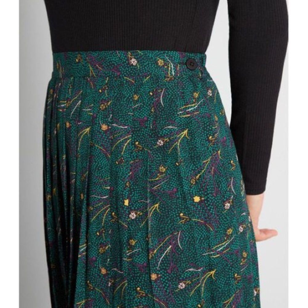 ModCloth Green “Onward to Afresh” Floral Print Pleated Skirt - Picture 2 of 10